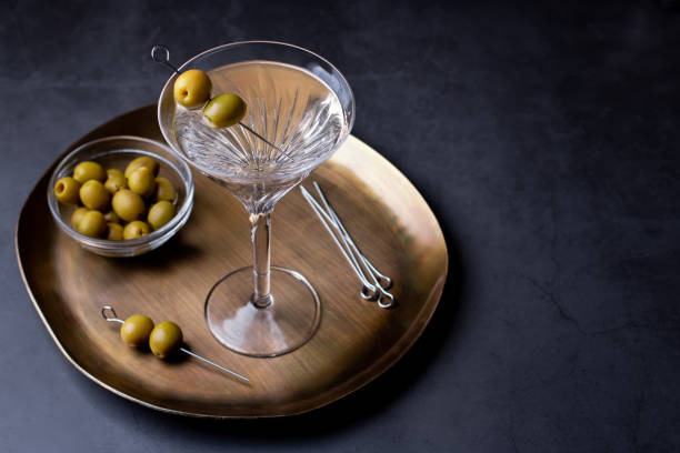 더러운 마티니 칵테일 마티니 유리 와 올리브 장식 에 어두운 테이블 - dry vermouth 뉴스 사진 이미지