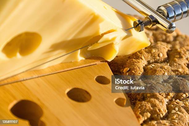 Photo libre de droit de Couteau À Découper Avec Loaves Fromage banque d'images et plus d'images libres de droit de Couper - Couper, Couteau de cuisine, En bois