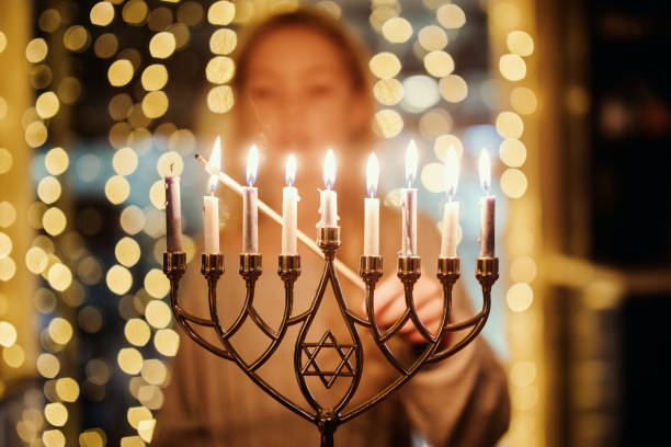 소녀 조명 메노라 용 하누카 - hanukkah 뉴스 사진 이미지