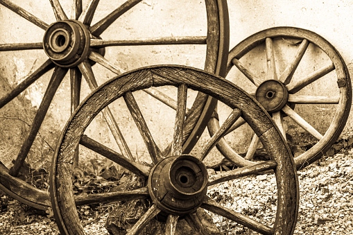 old wagon wheel - photo - closeup