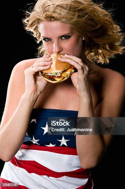 Photo libre de droit de American Girl Avoir Un Hamburger banque d'images et plus d'images libres de droit de Aliment - Aliment, Femmes, Manger