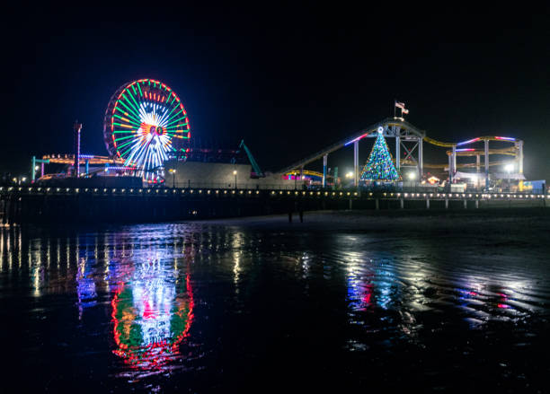 lumières de noël sur la jetée de santa monica pour noël - santa monica city of los angeles night los angeles county photos et images de collection