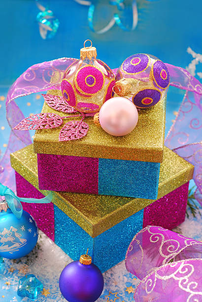 coffrets-cadeaux colorés avec des décorations de noël - gift purple turquoise box photos et images de collection