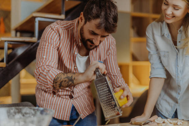 couples faisant la pizza - grater photos et images de collection