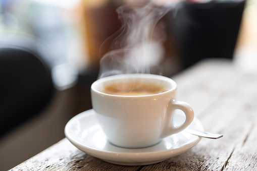 Refrescante taza de café caliente en una cafetería photo