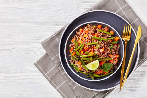 жареный коричневый рис с зеленой фасолью и морковью - brown rice rice cooked healthy eating стоковые фото и изображения