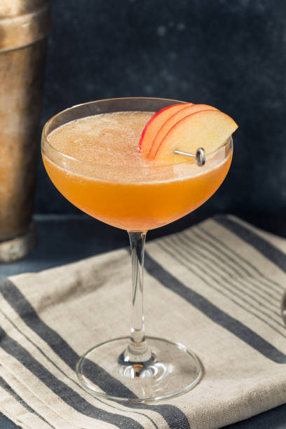 boozy orzeźwiający koktajl jabłkowy martini - apple martini zdjęcia i obrazy z banku zdjęć