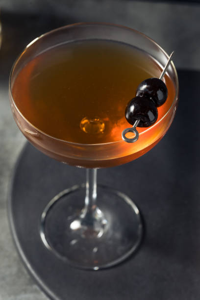пьяный освежающий коктейль бурбон манхэттен - manhattan cocktail стоковые фото и изображения