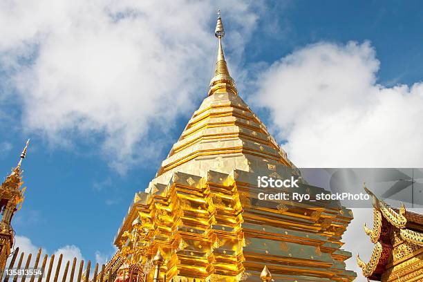 Foto de Detalhes Dourados Do Templo De Doi Sutep Chiang Mai Tailândia e mais fotos de stock de Arte
