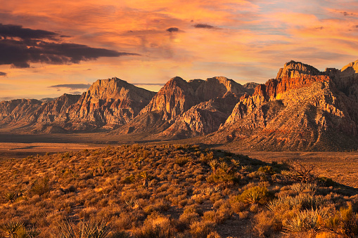 Nevada Desert Dawn con cielo dramático photo