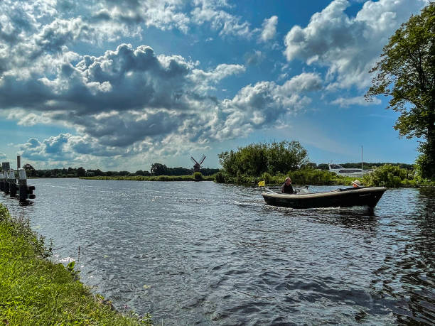 personnes sur le bateau sur la rivière hollandaise - leidschendam photos et images de collection