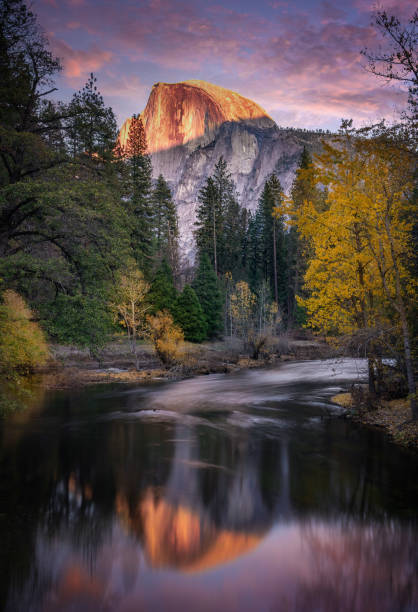 mezza cupola con tramonto rosa - yosemite national park waterfall half dome california foto e immagini stock