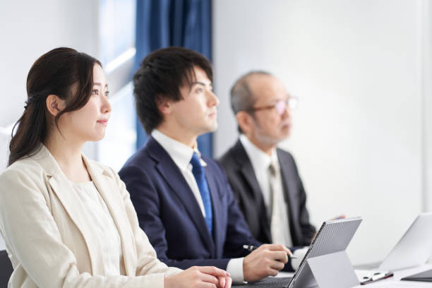 azjatycki biznesmen słuchający seminarium - seminar women recruitment meeting zdjęcia i obrazy z banku zdjęć