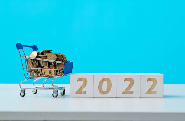 istock Shopping cart and number 2022 on the table 1358177586