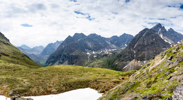 la belle vallée de la rivière middle sakukan avec en toile de fond la chaîne de montagnes kodar. territoire du transbaïkal, parc national de kodar. - russia river landscape mountain range photos et images de collection