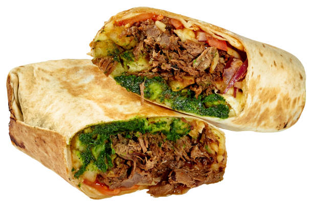 쇠고기, 감자 튀김, 야채, 치미추리 소스를 곁들인 멕시코 전통 비리아 부리토 - burrito 뉴스 사진 이미지