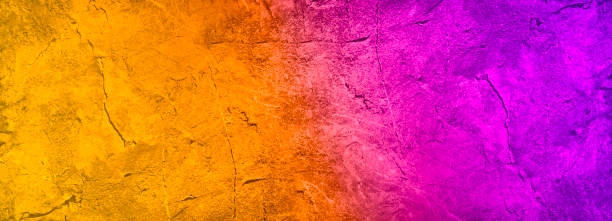 giallo arancio rosso magenta viola. gradiente. astratto. textur della superficie in pietra grezza tonica - orange wall textured paint foto e immagini stock