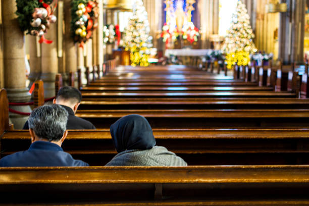 frequentadores da igreja sentados no banco para o natal - churchgoers - fotografias e filmes do acervo