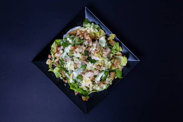 hähnchenparmesan mit rucola und tomaten belegt - parmesan cheese chicken veal salad stock-fotos und bilder