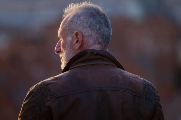 vista trasera de un hombre adulto mirando el horizonte de la ciudad de madrid, españa, durante la puesta de sol - rear view back of head back men fotografías e imágenes de stock