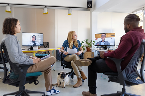 Emprendedores que tienen una reunión híbrida en la oficina de inicio photo