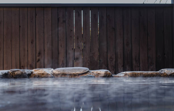 baño japonés al aire libre - baños térmicos fotografías e imágenes de stock