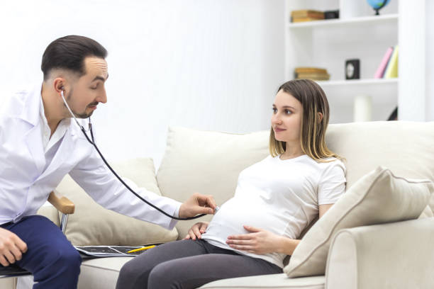 photo d’un médecin avec stéthoscope allant examiner la femme enceinte. - human pregnancy ultrasound medical exam doctor photos et images de collection