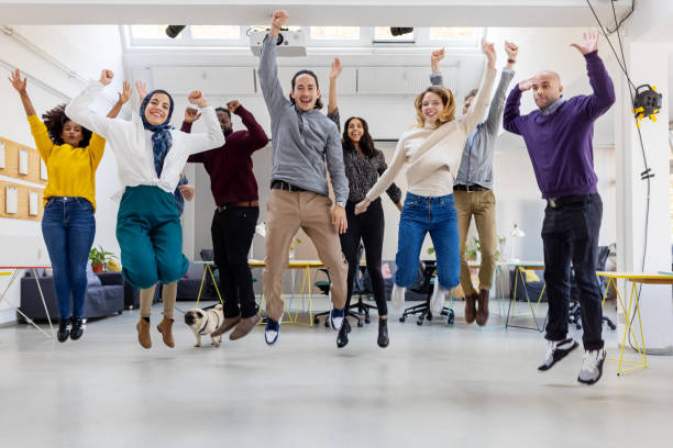스타트업 비즈니스 팀이 함께 뛰어다니며 사무실에서성공을 축하합니다. - jumping business women dancing 뉴스 사진 이미지