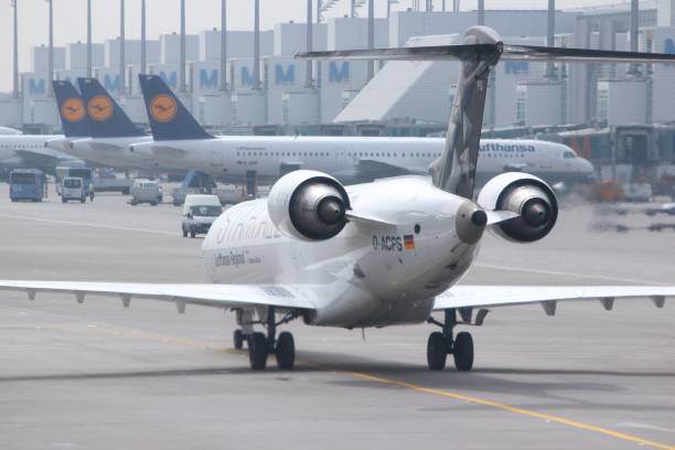 lufthansa regional am flughafen münchen - crj 700 stock-fotos und bilder