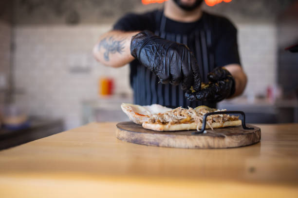 in cucina, abile chef irriconoscibile, che prepara il panino di manzo - portion turkey sandwich close up foto e immagini stock