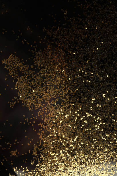 oro (bronzo) glitter lucido punti coriandoli su nero.  luce astratta lampeggiante scintilla backgound. - twink foto e immagini stock