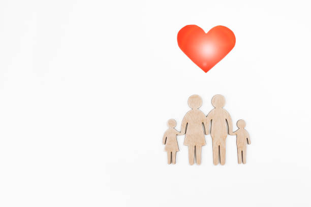 흰색 배경과 붉은 심장 기호에 가족의 나무 인형. 선택적 초점. 격리된 개체입니다. - heart shape house family red 뉴스 사진 이미지