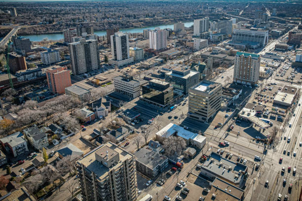 drohnenaufnahme aus der luft der innenstadt von saskatoon - bessborough stock-fotos und bilder