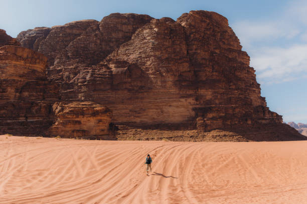 kobieta podróżująca po malowniczej odległej pustyni ciesząca się widokiem na wadi rum - walking loneliness one person journey zdjęcia i obrazy z banku zdjęć