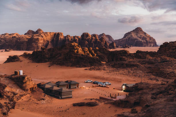 ทิวทัศน์อันงดงามของค่ายเบดูอินที่ซ่อนอยู่ในหินของทะเลทราย wadi rum ในช่วงพลบค่ํา - jordan middle east ภาพสต็อก ภาพถ่ายและรูปภาพปลอดค่าลิขสิทธิ์