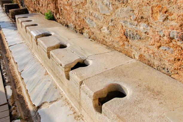 イズミル、トルコ。公衆トイレ、エフェサスの古代ギリシャの都市のラトリン。 - toilet public restroom ephesus history ストックフォトと画像