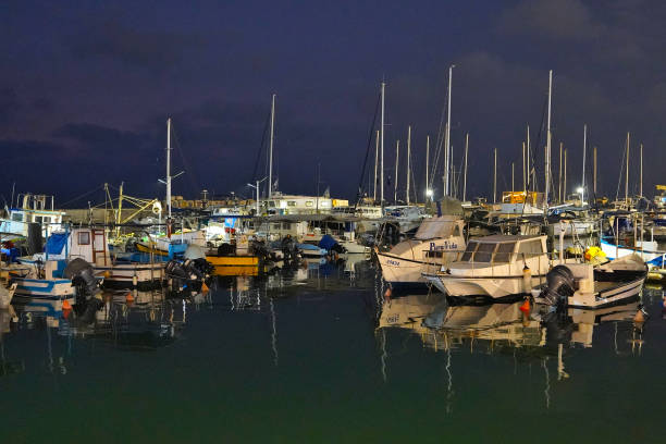 港のボート - sailboat sunset tel aviv sea ストックフォトと画像