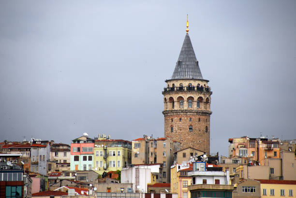 イスタンブール、トルコ。ガラタタワー、市内の歴史的建造物。 - galata district ストックフォトと画像