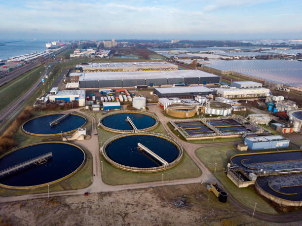 вид с воздуха на водоочистную станцию в хук-ван-холланд в голландской провинции южная голландия - sewage treatment plant water plant water purification plant industry стоковые фото и изображения
