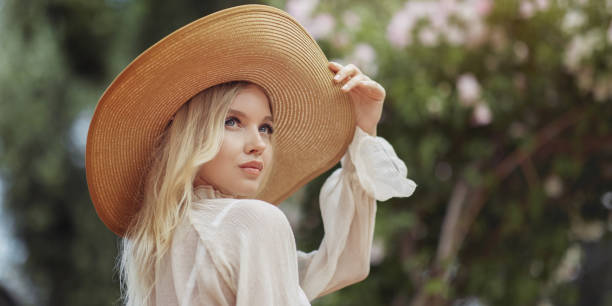 modna blondynka w romantycznym wiosennym stroju w parku. kobieta kobieta portret piękna na zewnątrz na łonie natury - womanly zdjęcia i obrazy z banku zdjęć