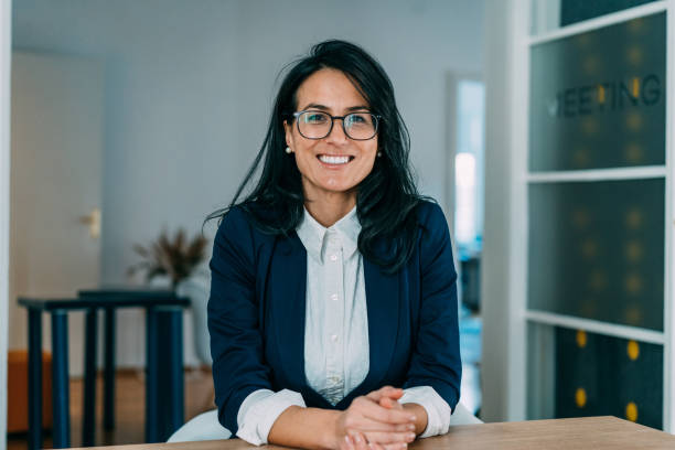 confident businesswoman in modern office. - verkoopster stockfoto's en -beelden