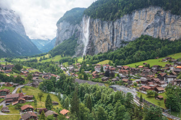 空中写真から滝とスイスの谷 - jungfrau waterfall tree nature ストックフォトと画像