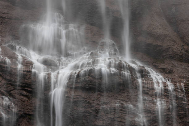 長い博覧会でスイスの滝 - jungfrau waterfall tree nature ストックフォトと画像