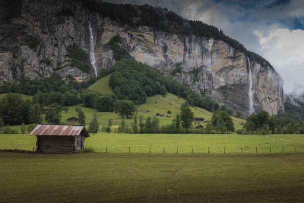 滝と伝統的な家とスイスの谷 - jungfrau waterfall tree nature ストックフォトと画像