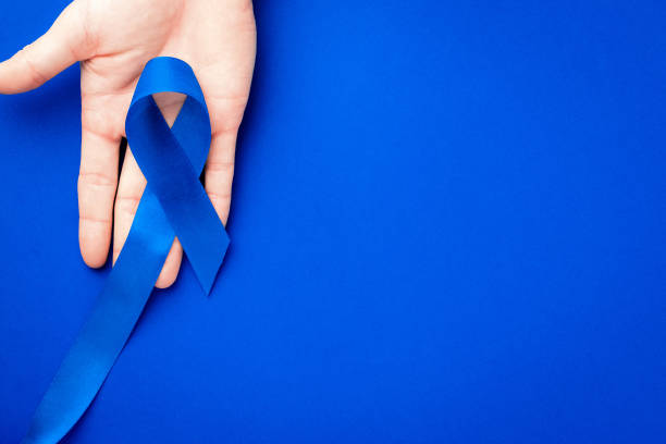 Prostate care. Awareness prostate cancer of men health in November. Blue ribbon in hands isolated on deep blue background. World cancer day and world diabetes day concept cuidado de la próstata. concientización sobre el cáncer de próstata de la salud de los hombres en noviembre. cinta azul en manos aisladas sobre fondo azul profundo. concepto del día mundial contra el cáncer y del día mundial de la diabetes.