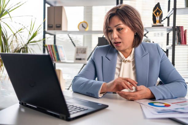 mujer de negocios que trabaja en la oficina, usando computadora portátil y documentos - concentration teacher business copy space fotografías e imágenes de stock