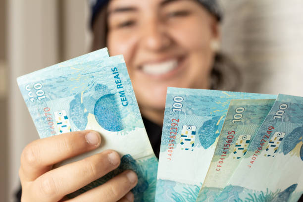 a garota está contando notas em dinheiro, moeda do brasil. - real people young women women beautiful - fotografias e filmes do acervo