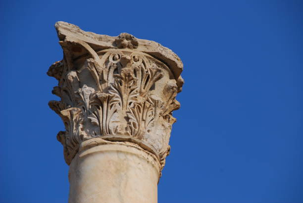 griechisch-römische säule und ruinen der historischen antiken stadt ephesus mit blauem himmel im hintergrund. - greco roman fotos stock-fotos und bilder