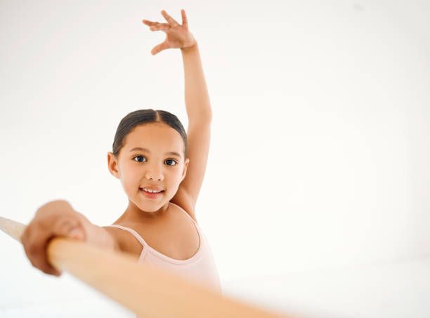 {portret małej dziewczynki ćwiczącej balet w barze w studiu tańca - ballet teenager education ballet dancer zdjęcia i obrazy z banku zdjęć