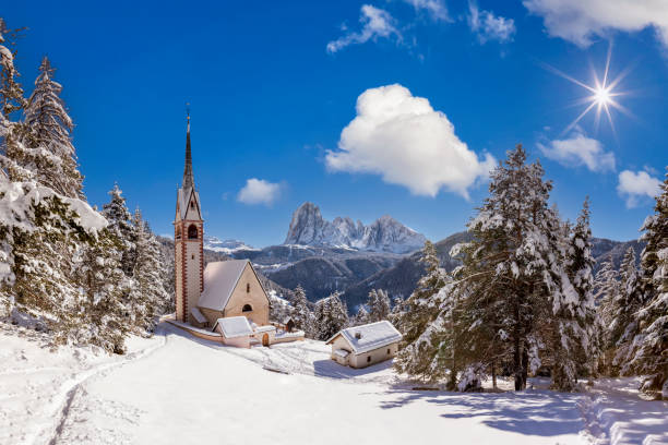 iglesia de san jacobo sobre val gardena en dolomitas - chiesa di san giacomo en ortisei - italian chapel fotografías e imágenes de stock